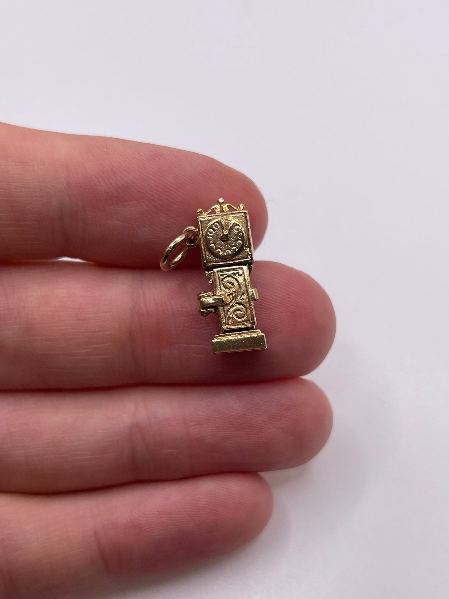 9ct gold mouse ran up the clock charm