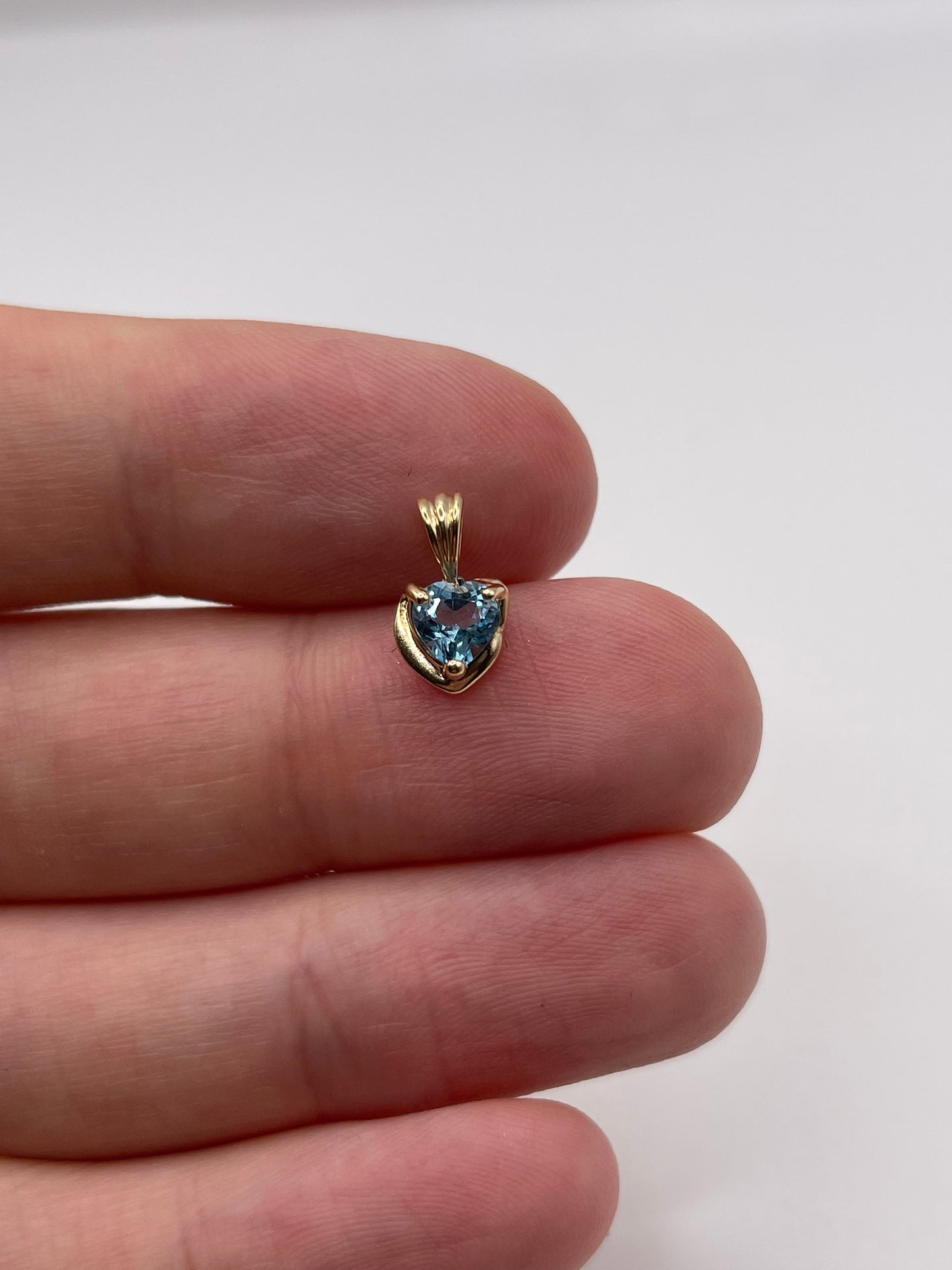9ct gold topaz heart pendant