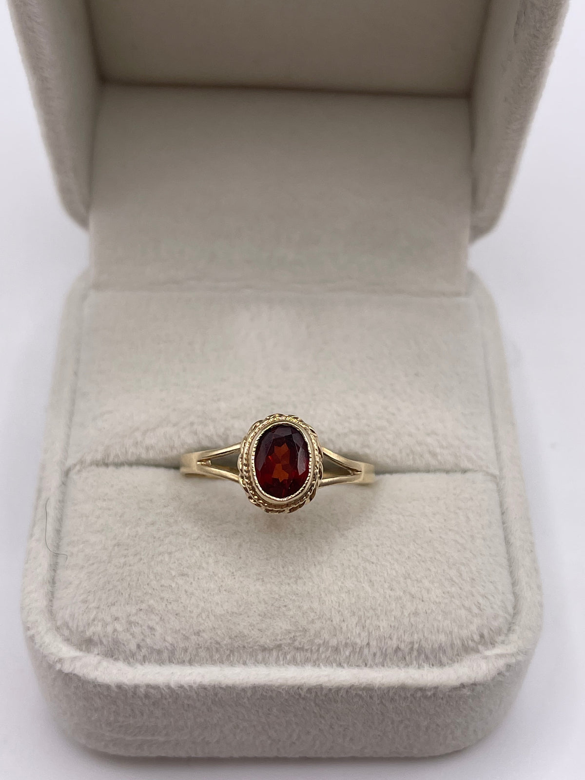 9ct gold garnet ring