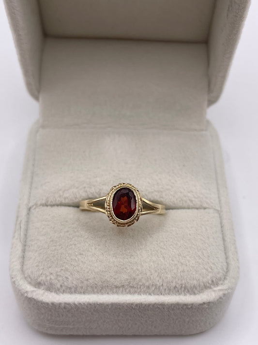 9ct gold garnet ring
