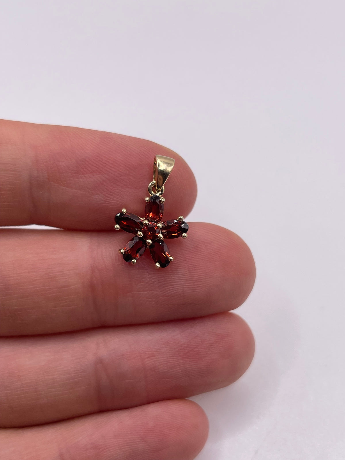 9ct gold garnet pendant