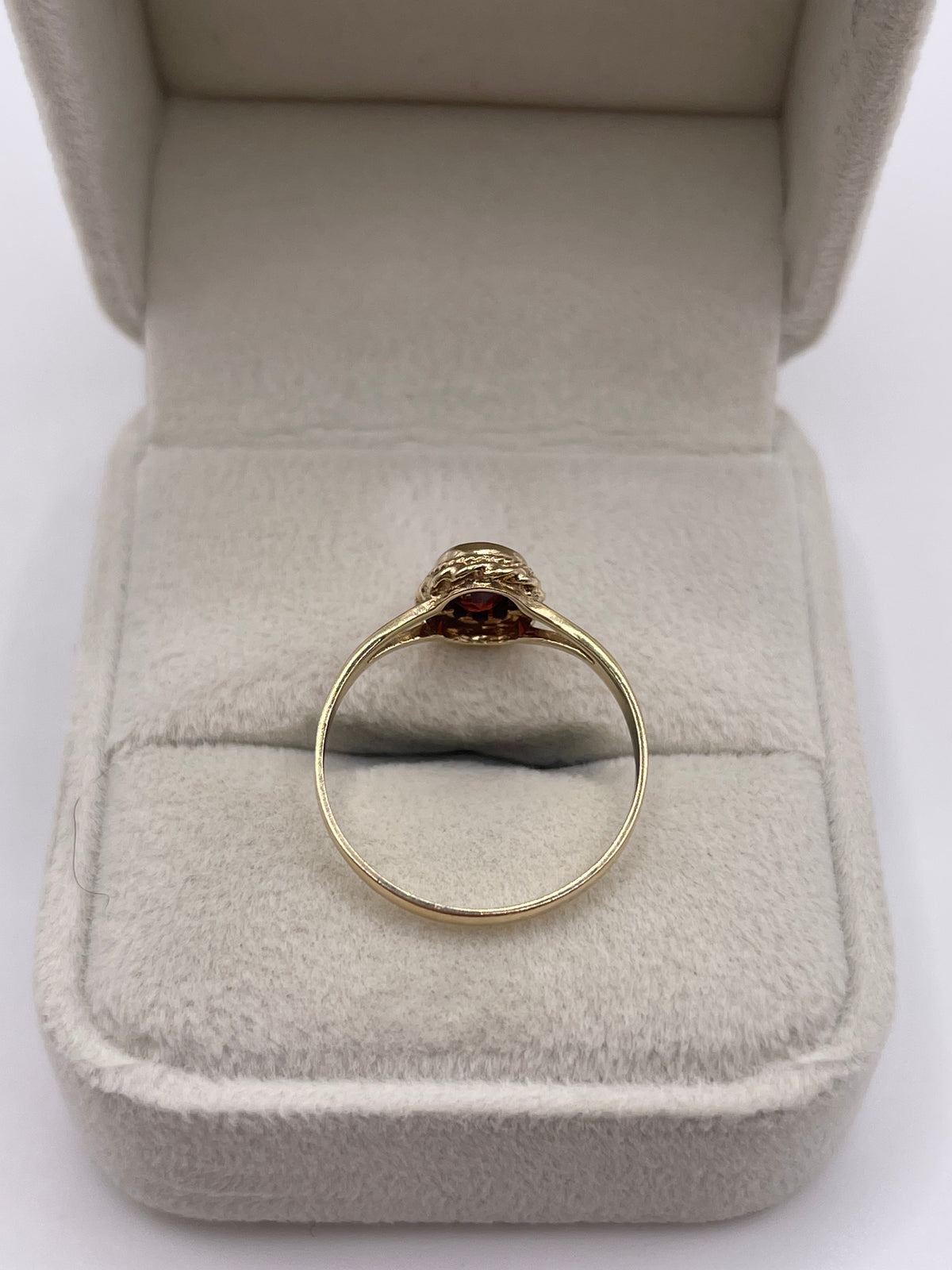9ct gold garnet ring