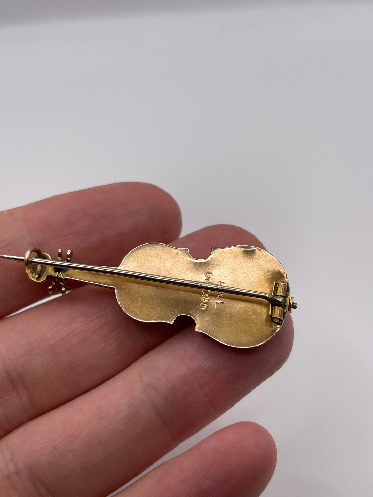 9ct gold violin brooch