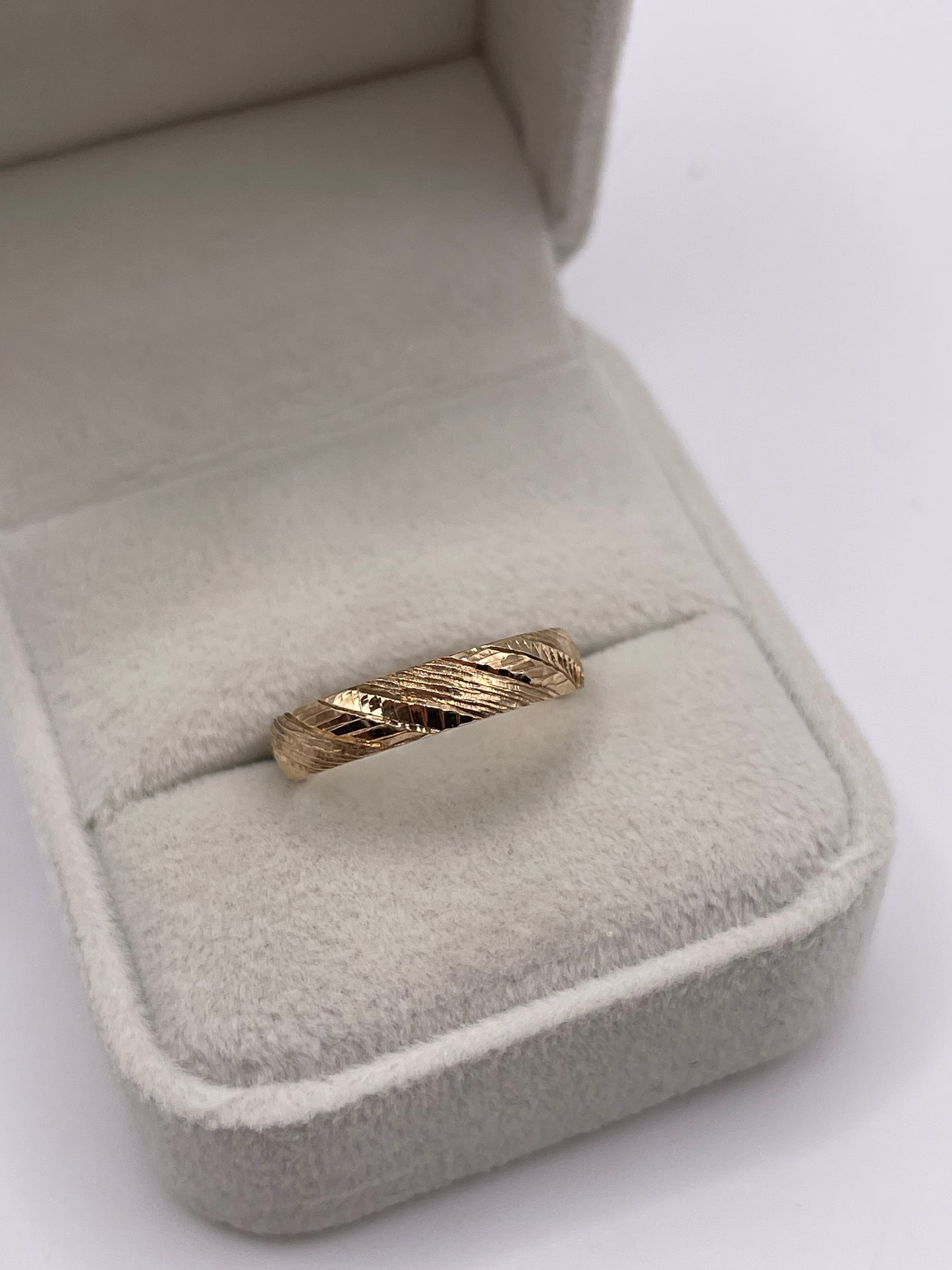 9ct gold patterned band