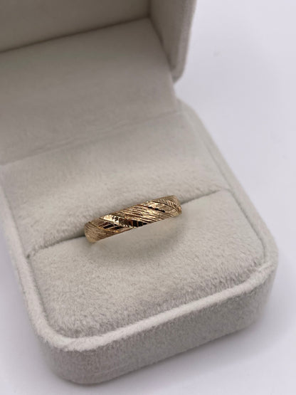 9ct gold patterned band