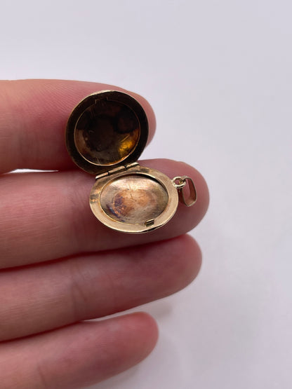 9ct gold locket pendant