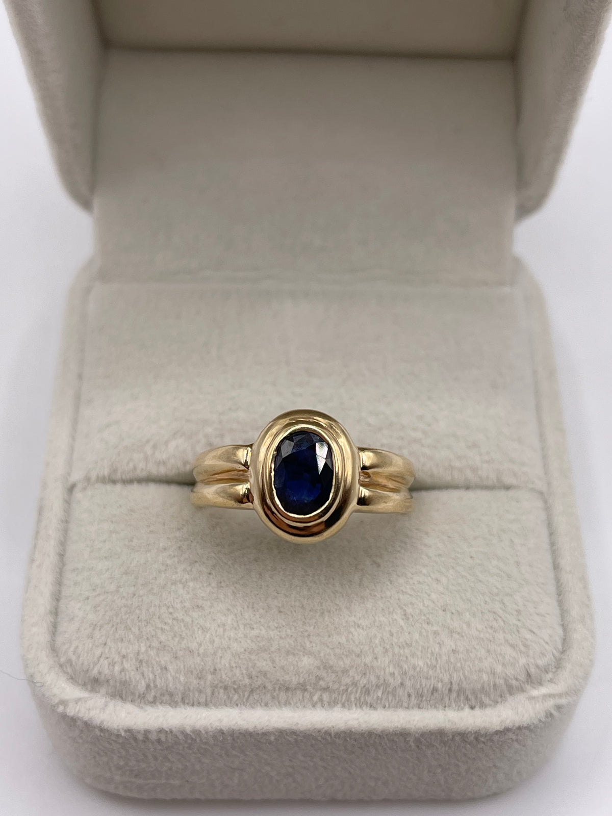 9ct gold sapphire ring