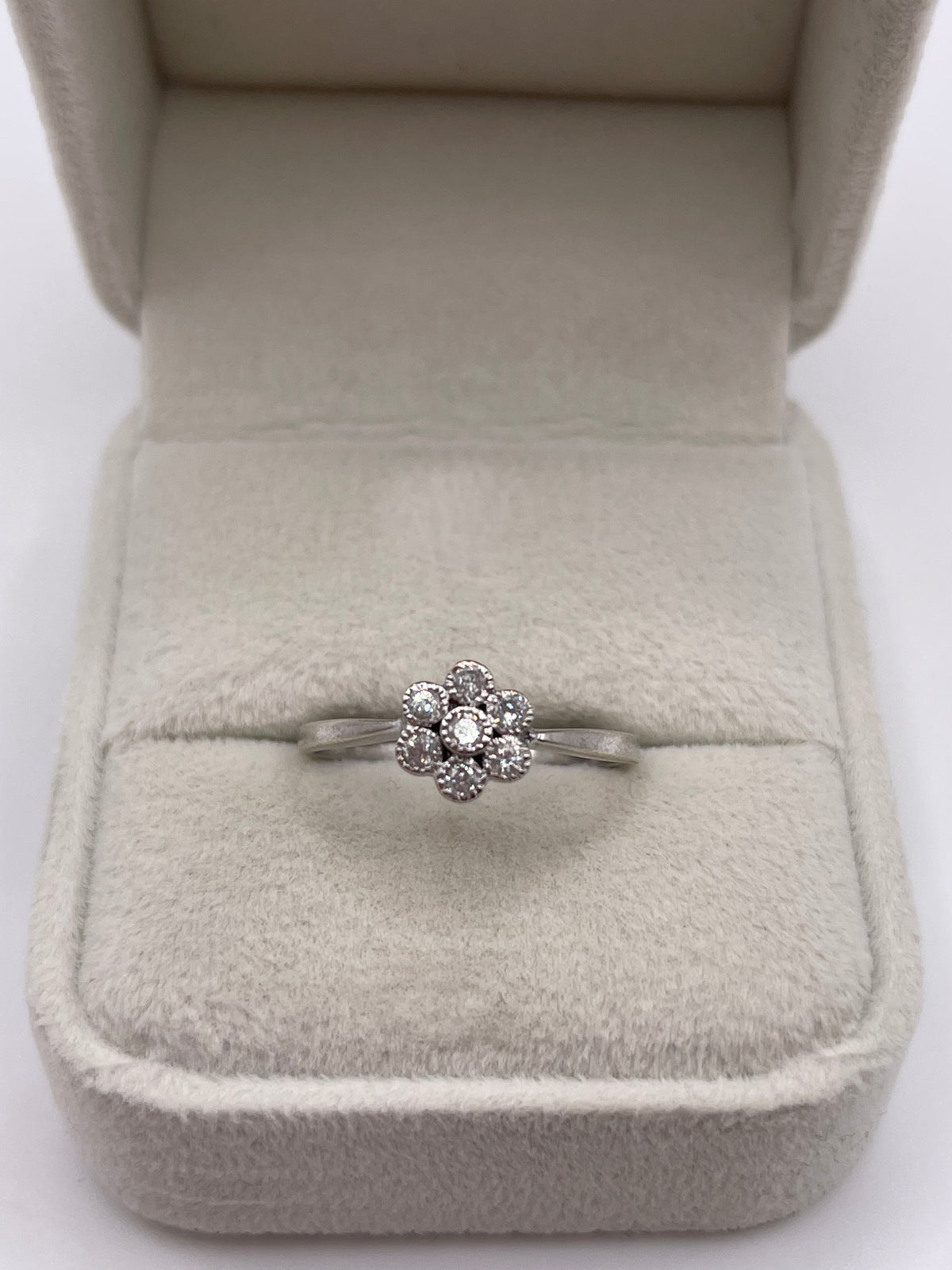 9ct white gold diamond cluster ring