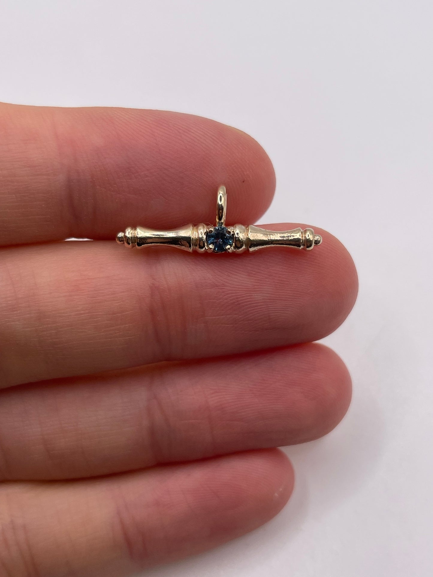 9ct gold London blue topaz t bar pendant