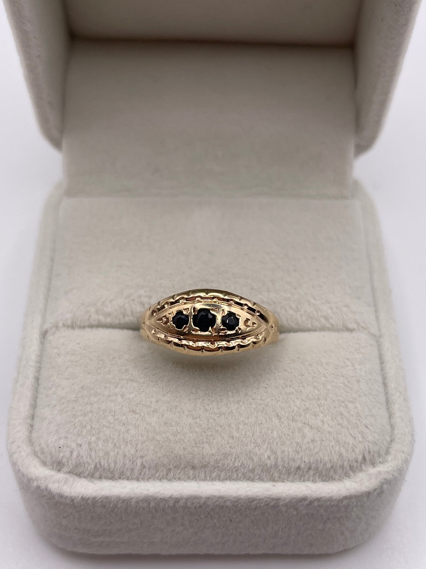 9ct gold sapphire ring