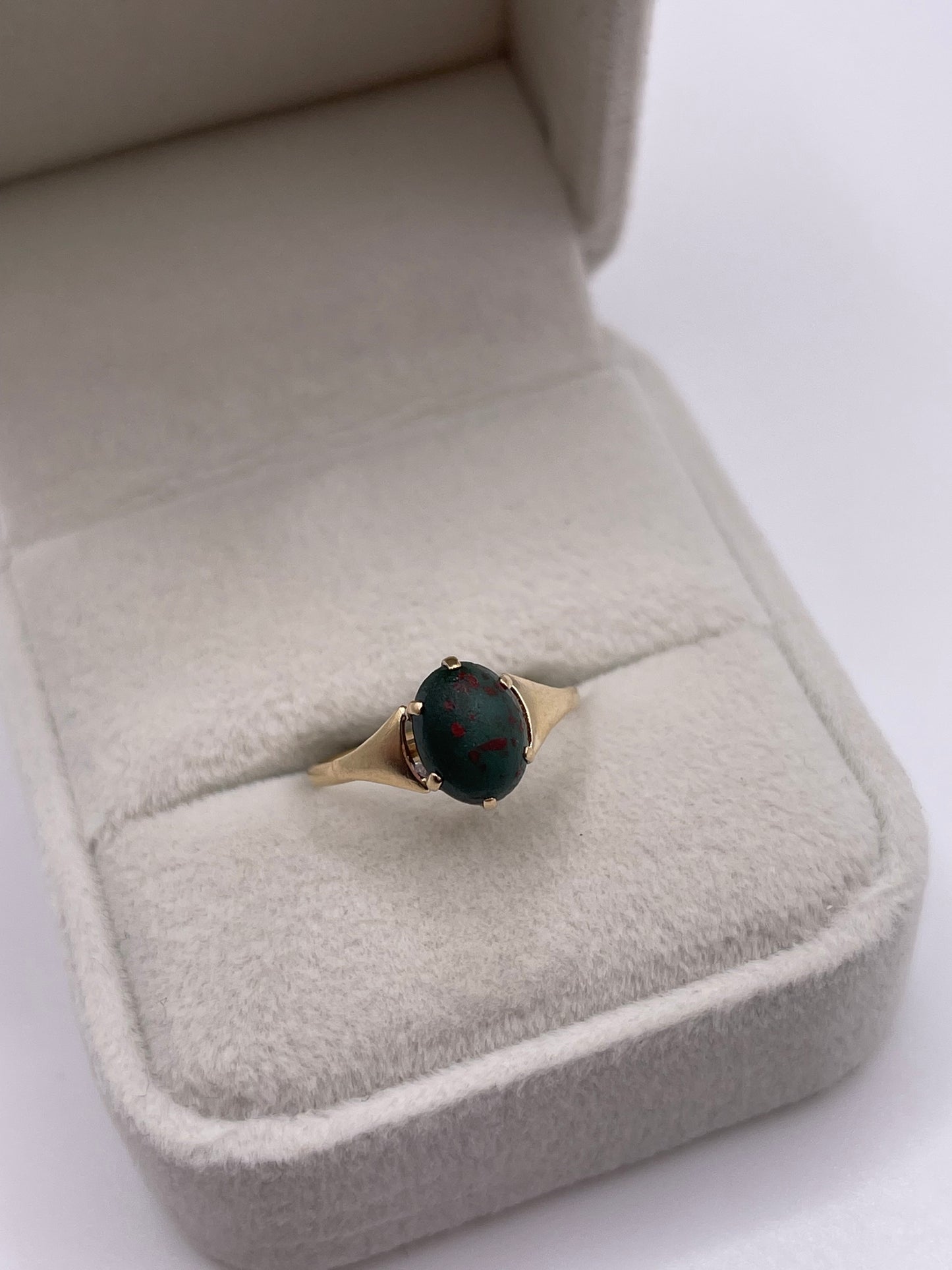 9ct gold bloodstone ring
