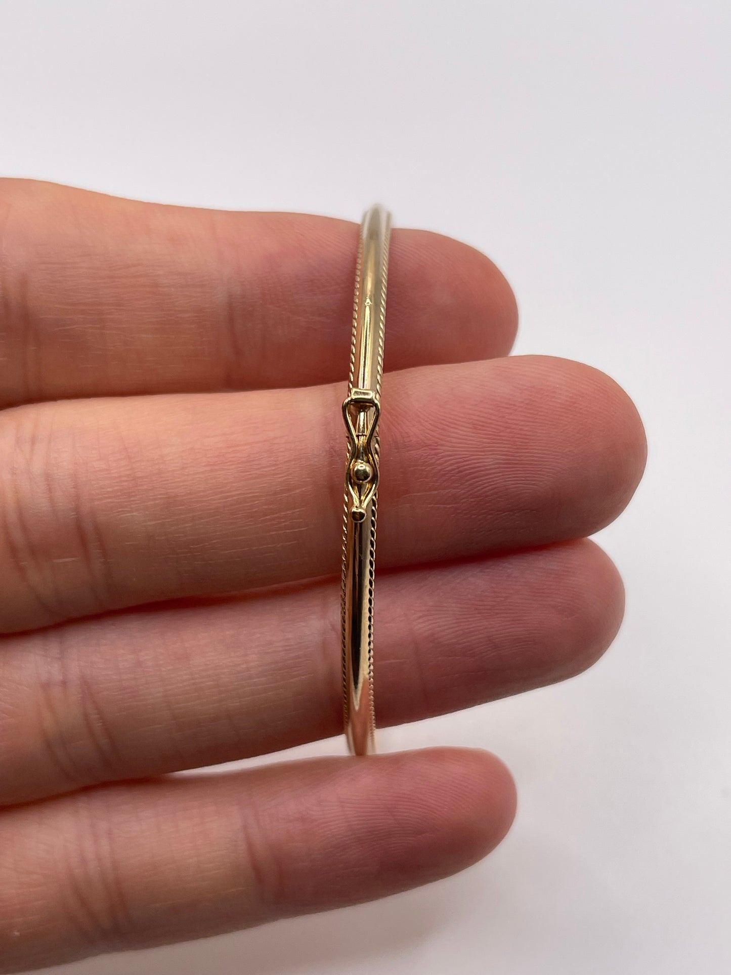 9ct gold bangle