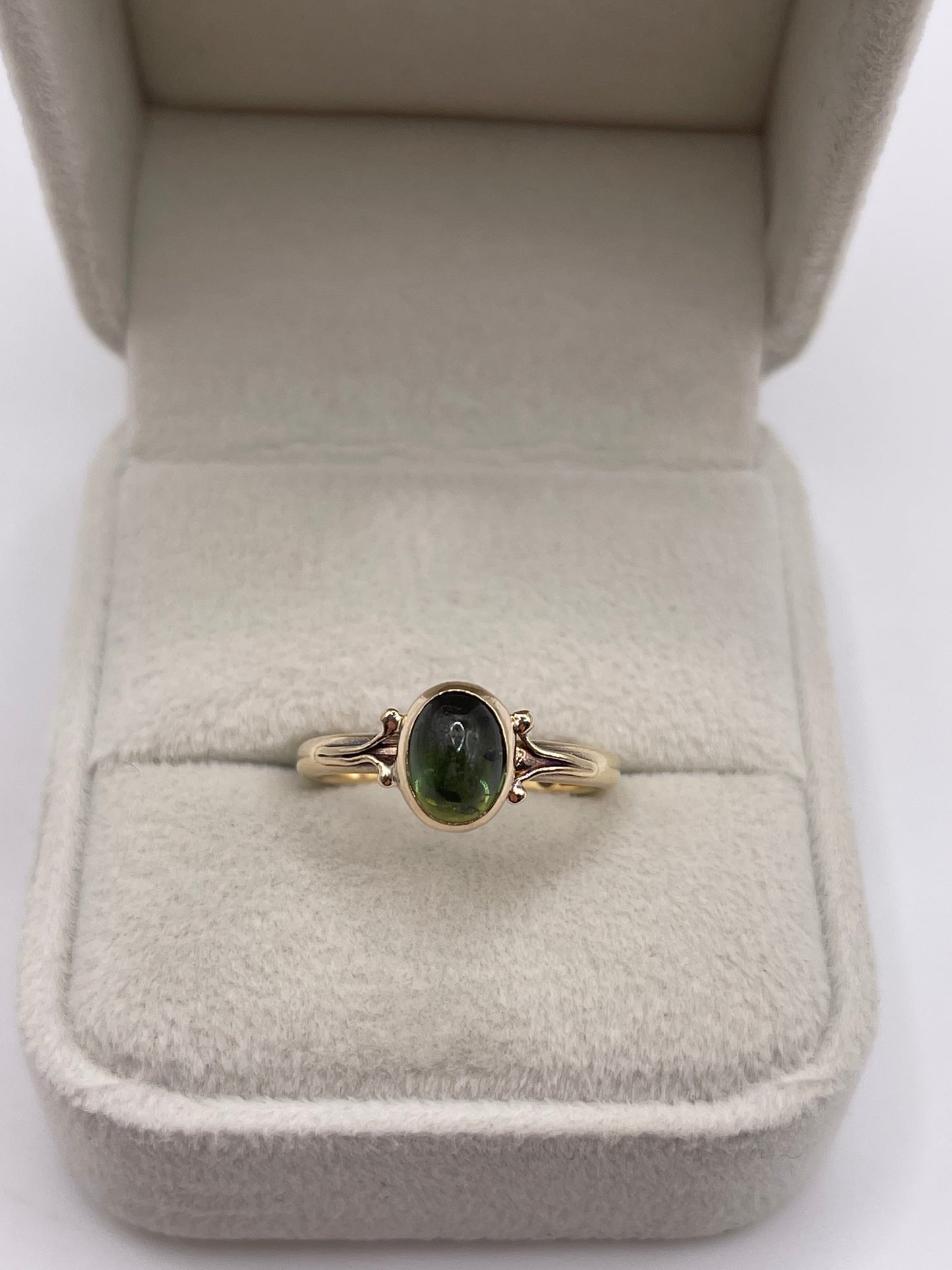 9ct gold cabochon peridot ring