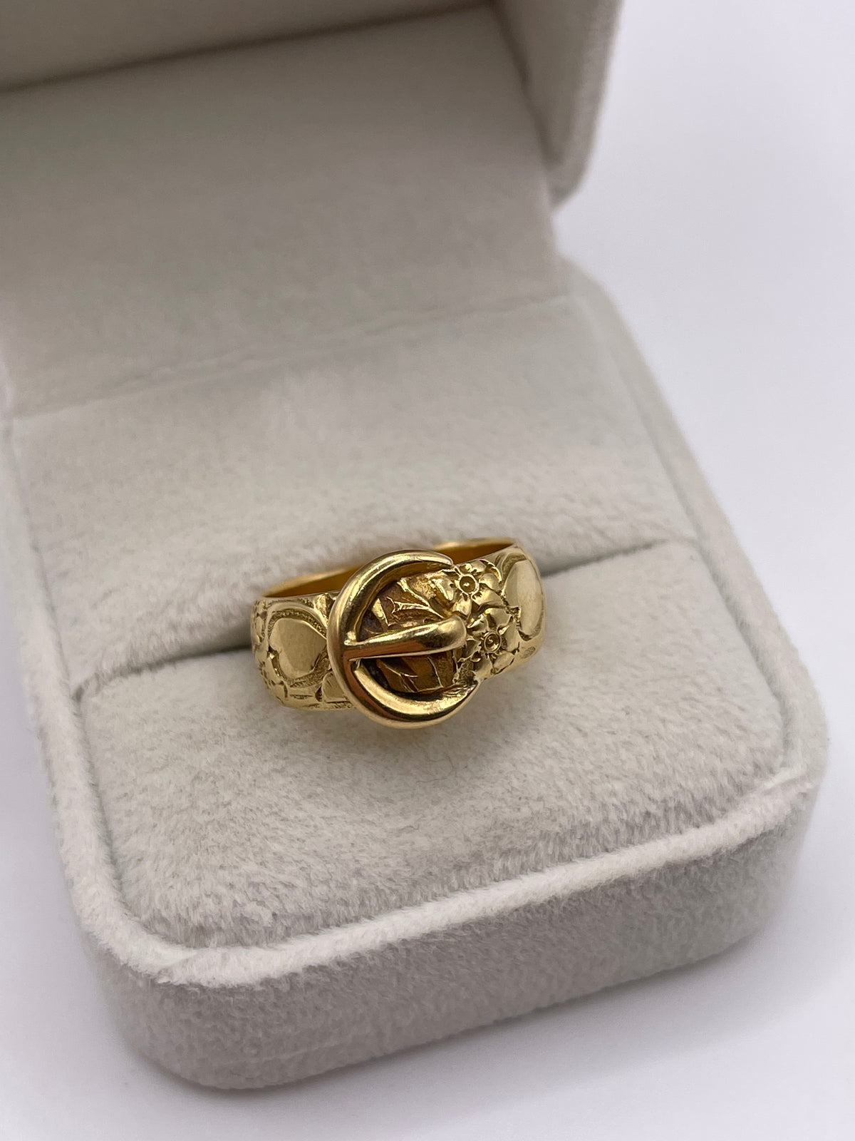 Antique 18ct gold buckle ring