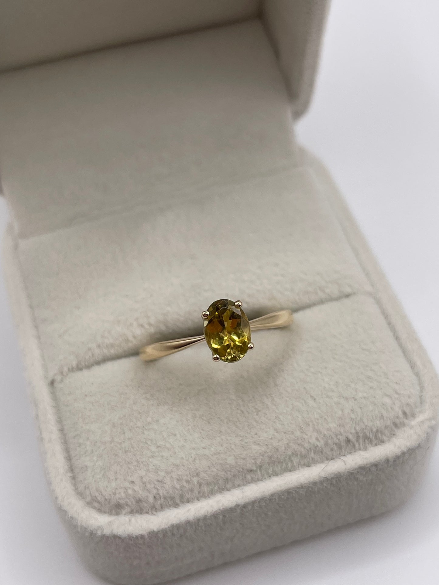 9ct gold quartz ring
