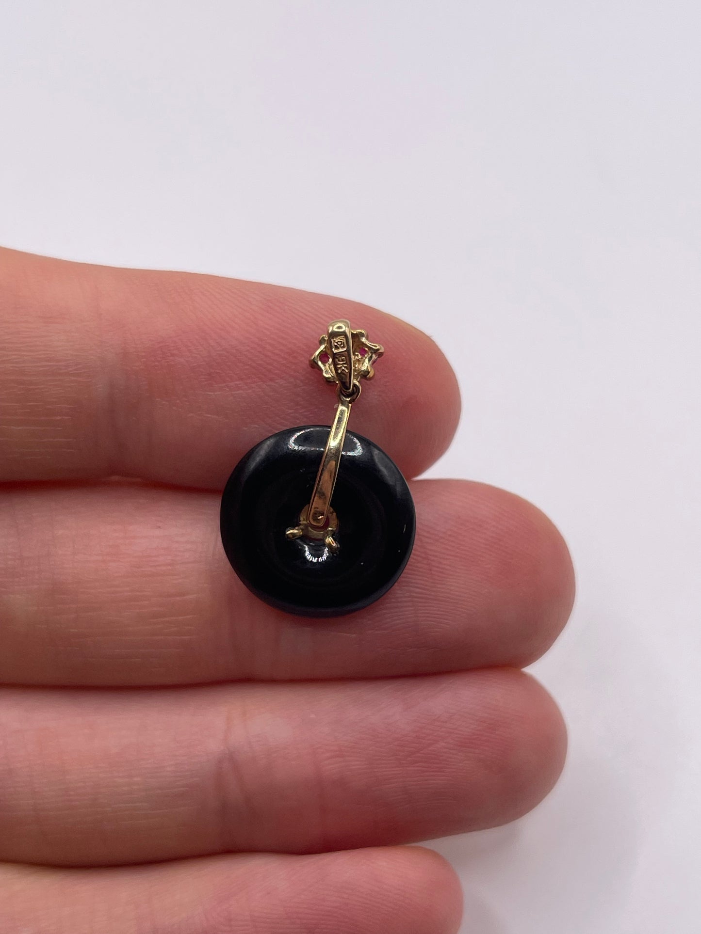 9ct gold onyx and ruby pendant