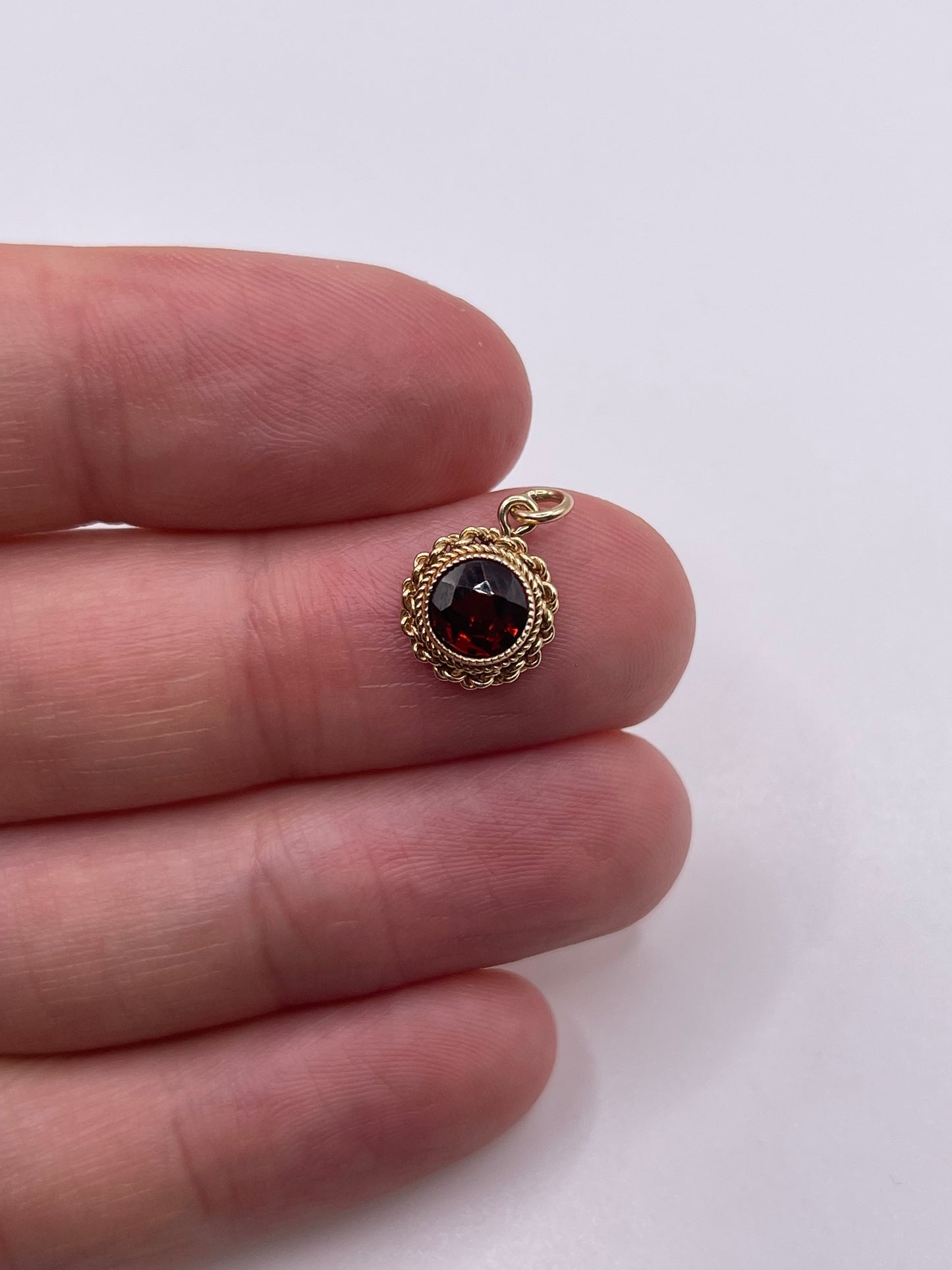 9ct gold garnet pendant