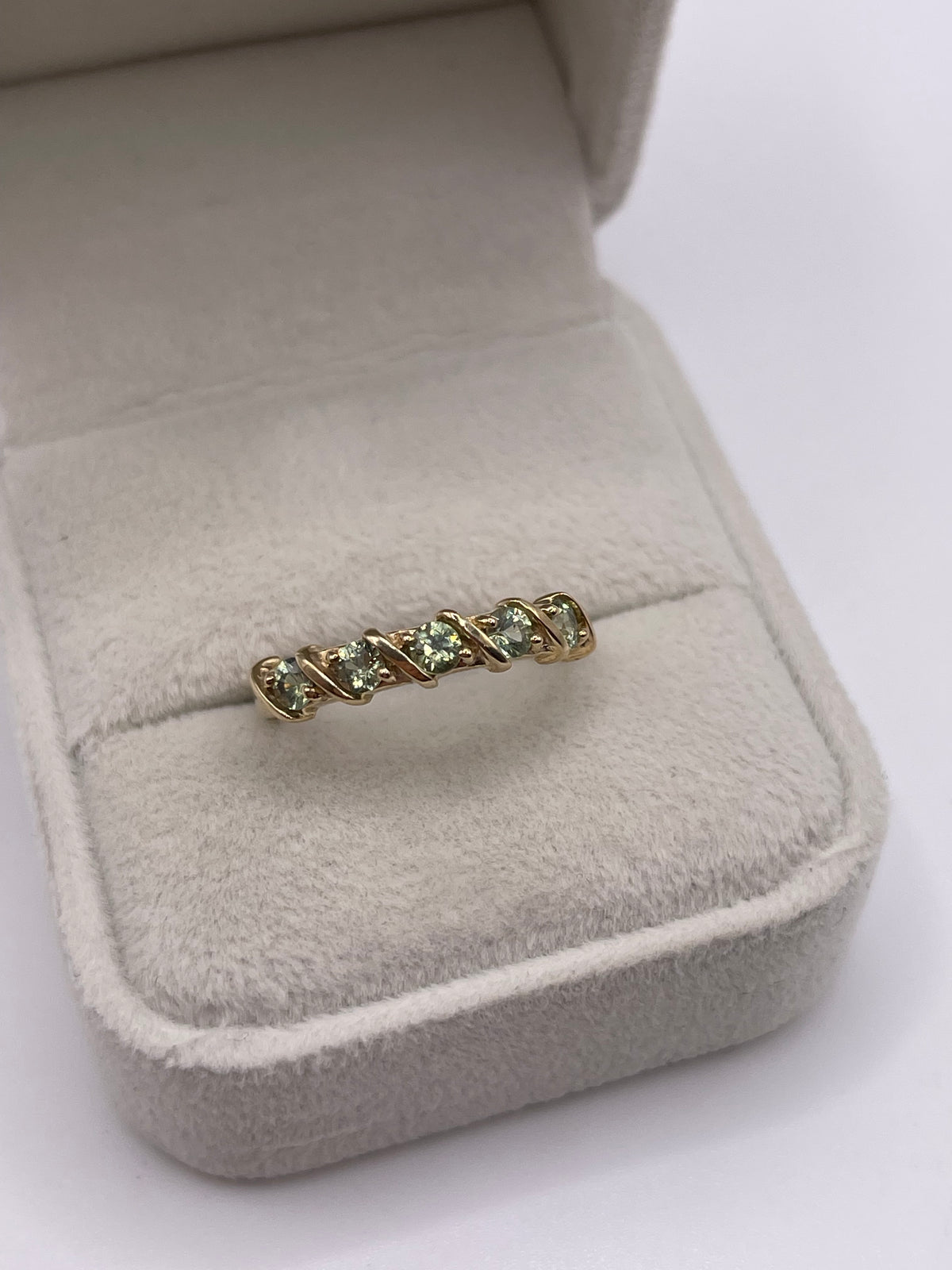 9ct gold green sapphire ring
