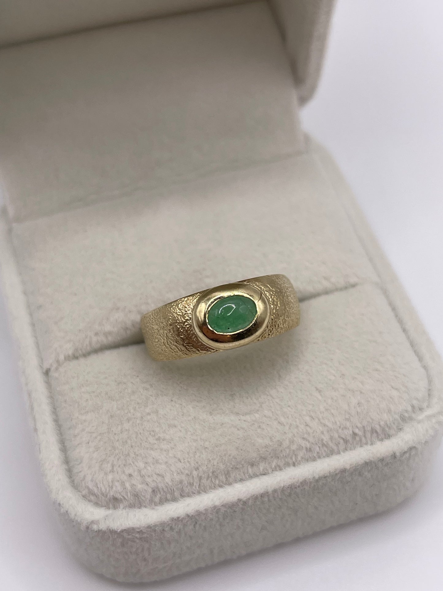 8ct gold cabochon emerald ring