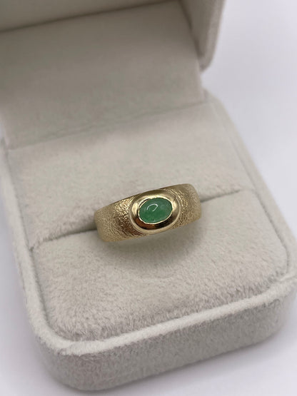 8ct gold cabochon emerald ring