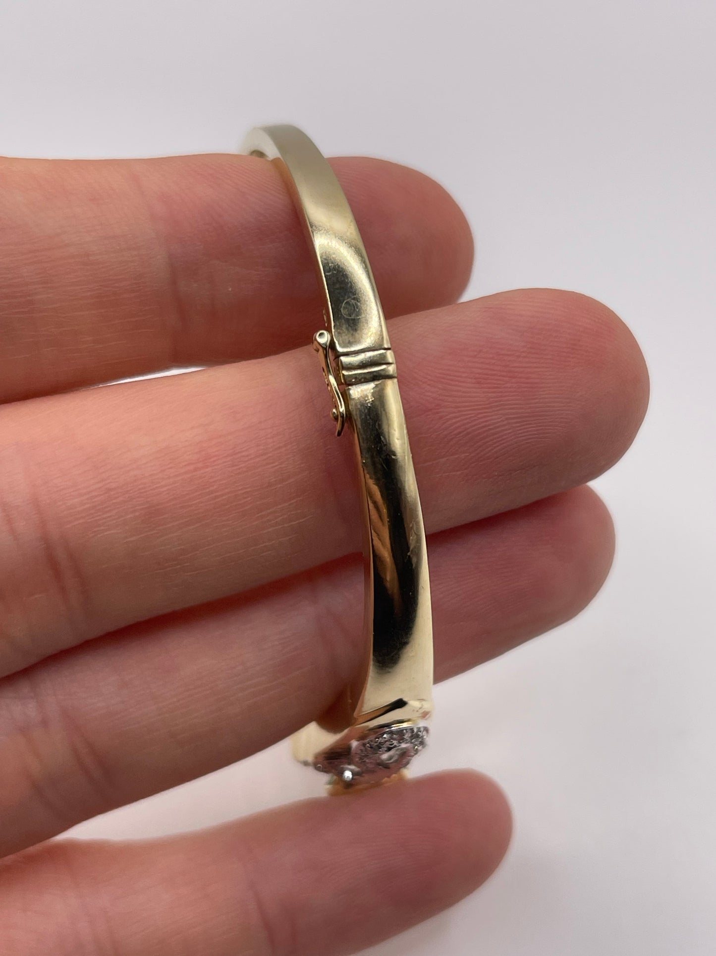 9ct gold peridot and diamond bangle