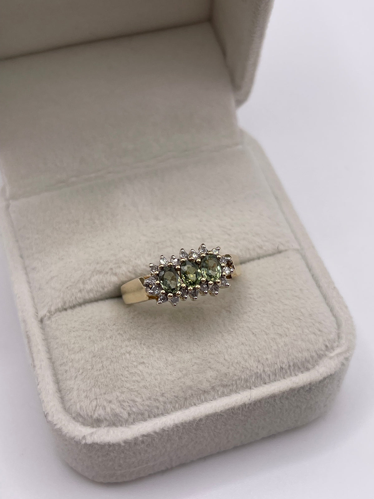 9ct gold green sapphire and diamond ring