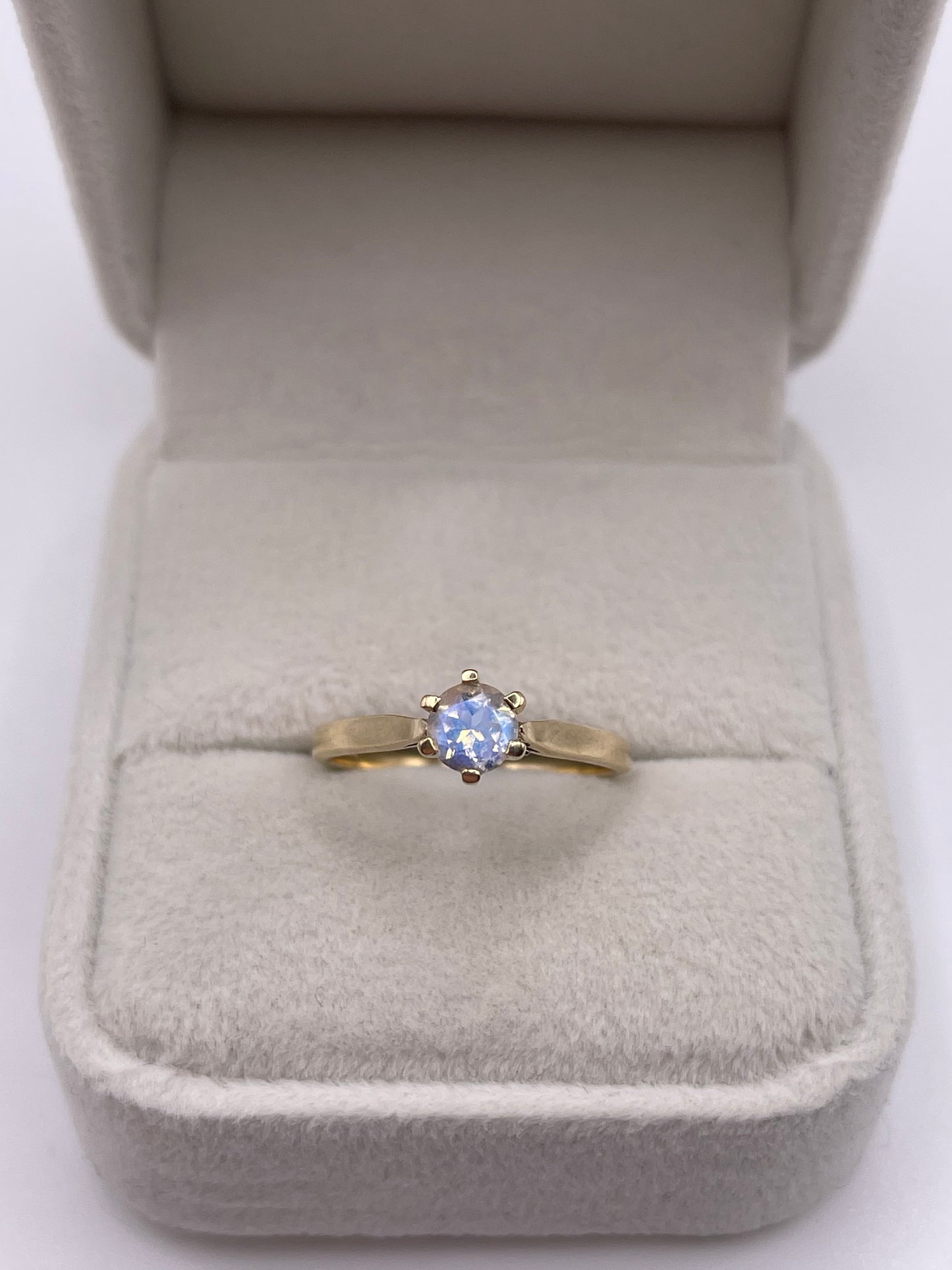 9ct gold rainbow moonstone ring
