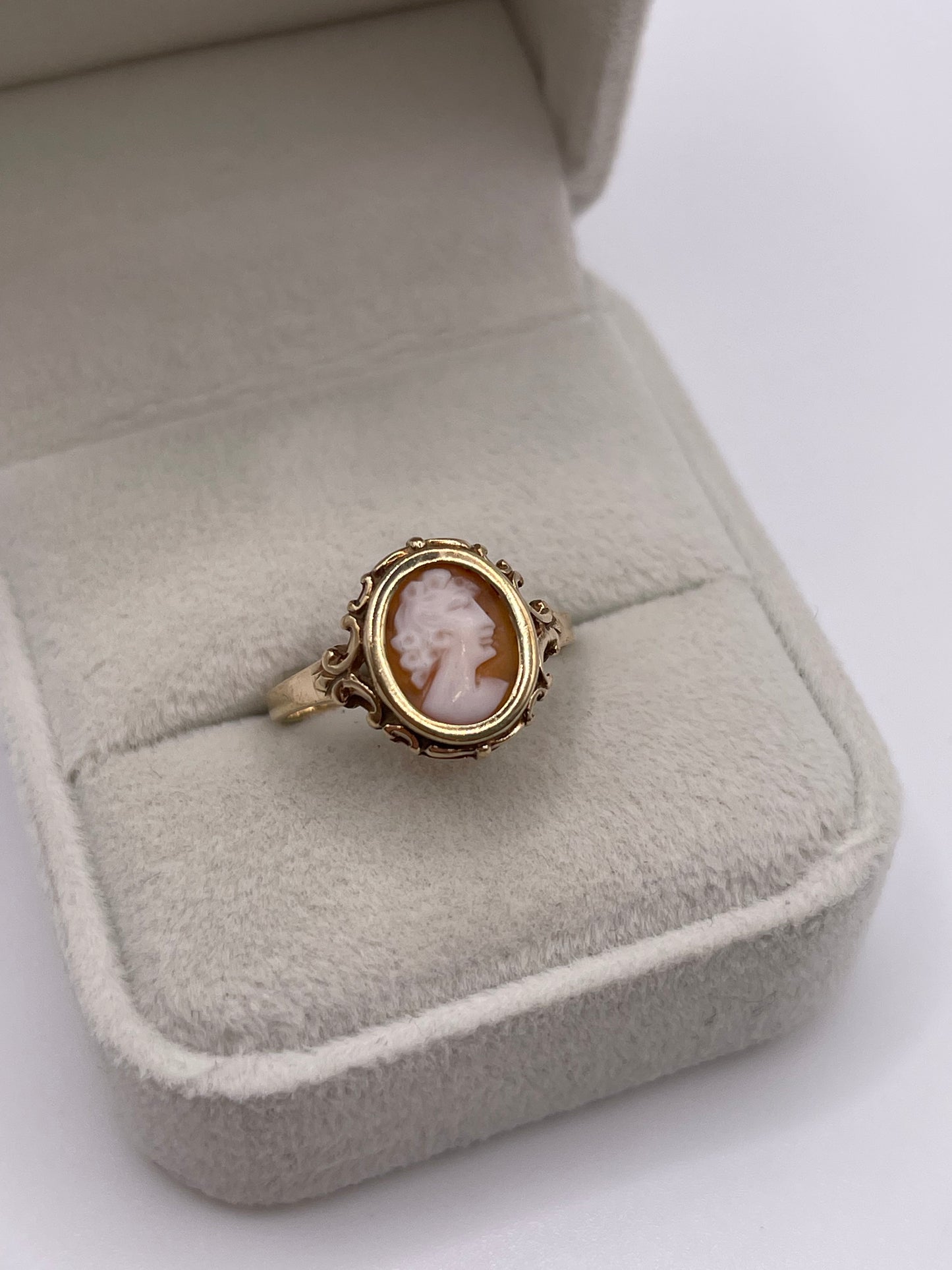 9ct gold cameo ring