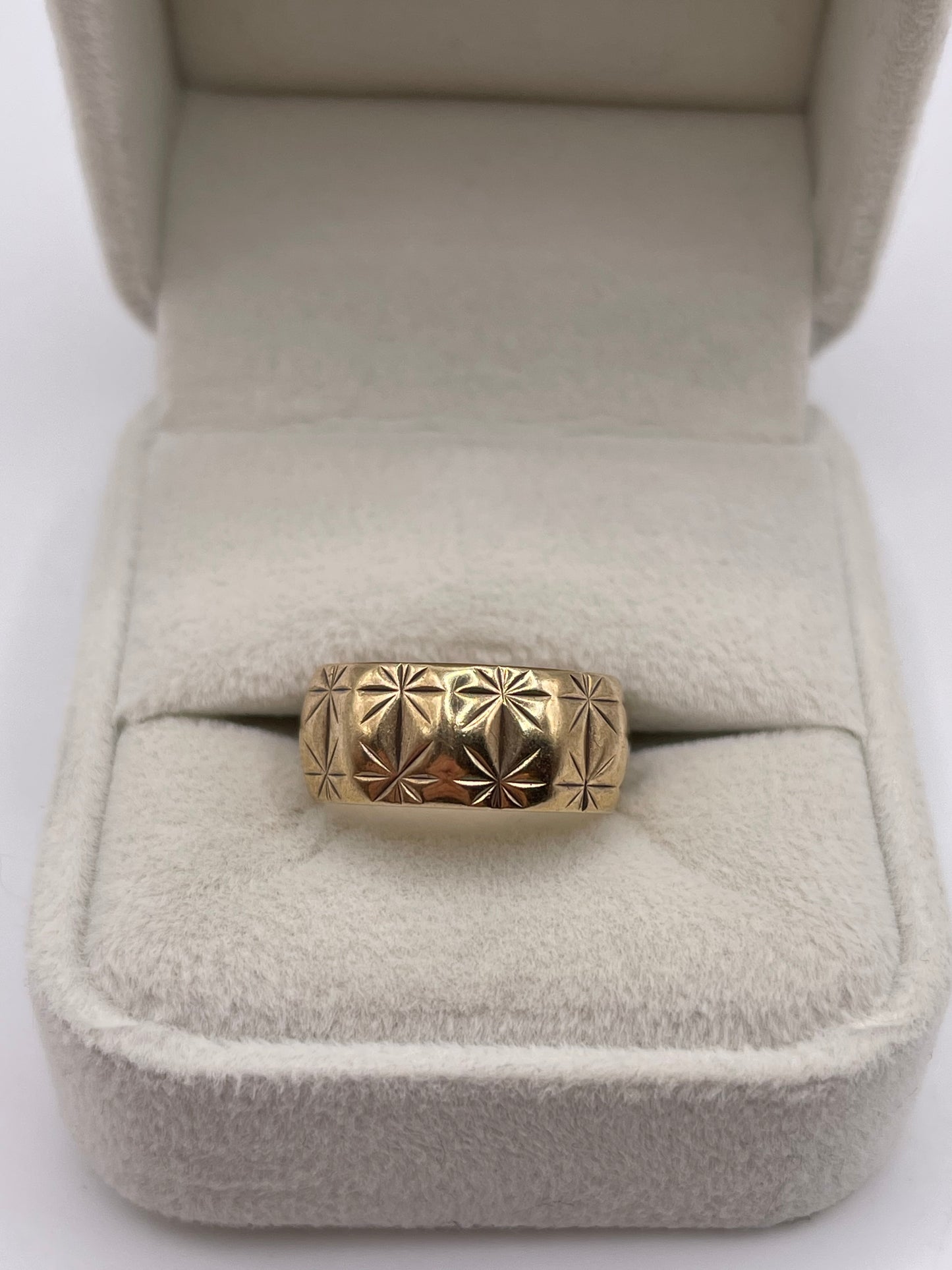 9ct gold patterned band