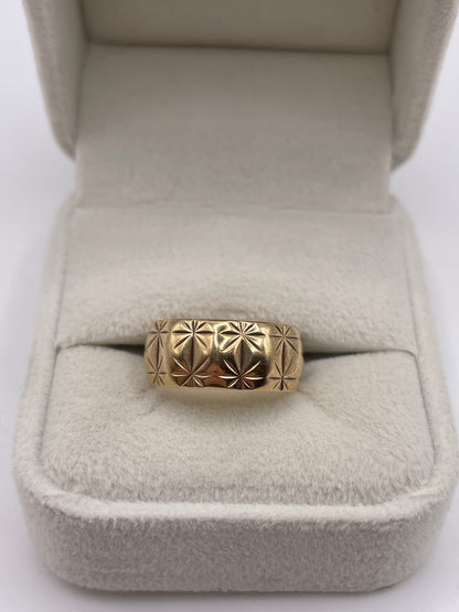 9ct gold patterned band
