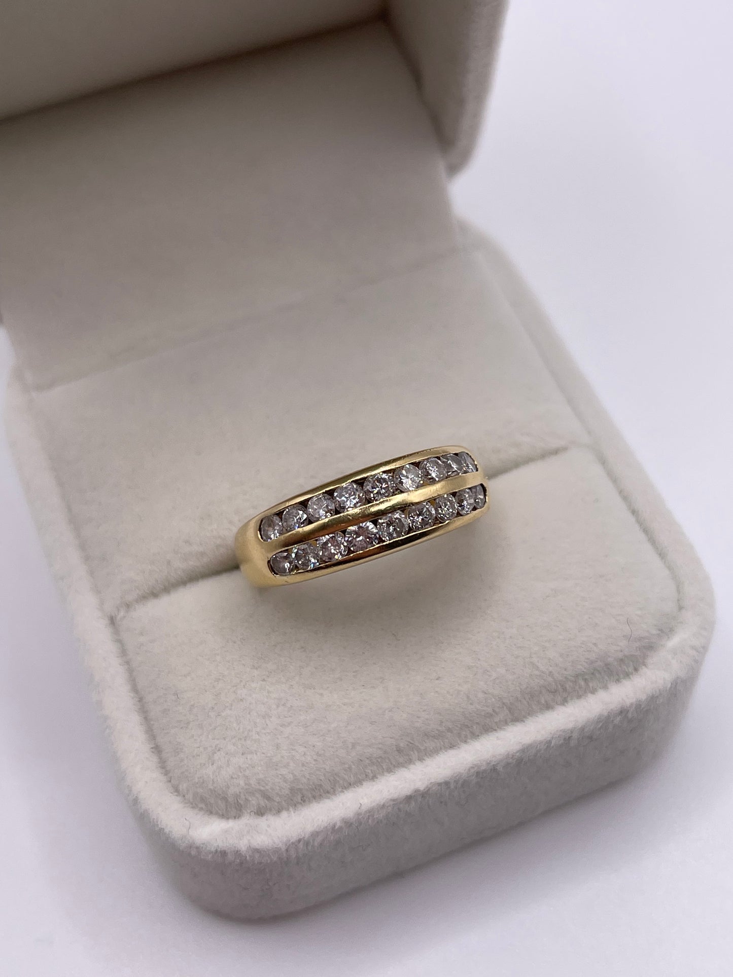 Heavy 18ct gold 1ct diamond cluster ring