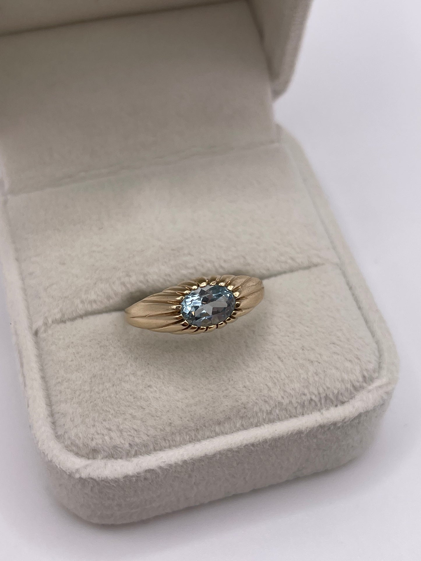 9ct gold aquamarine ring