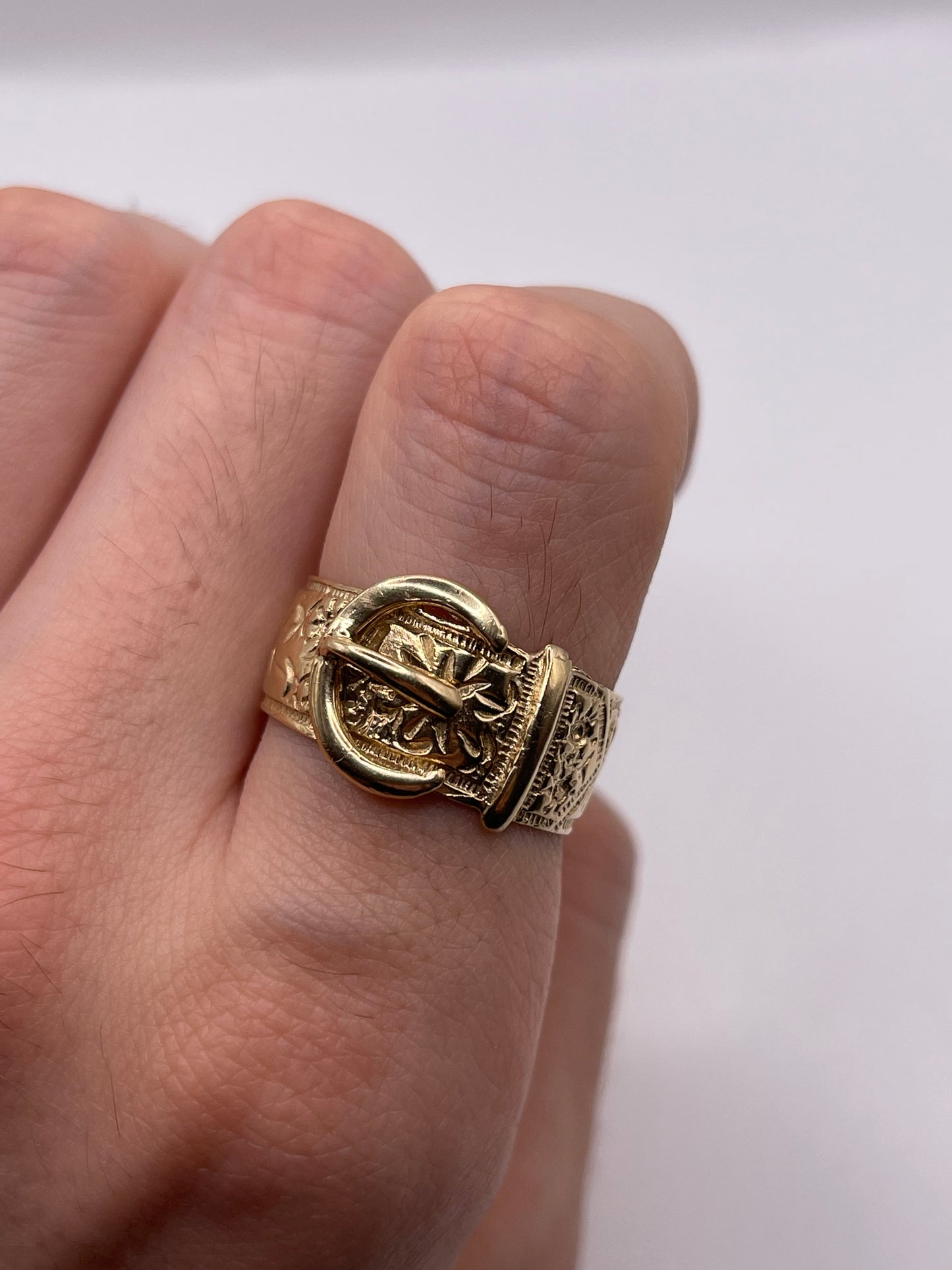 Heavy 9ct gold engraved buckle ring