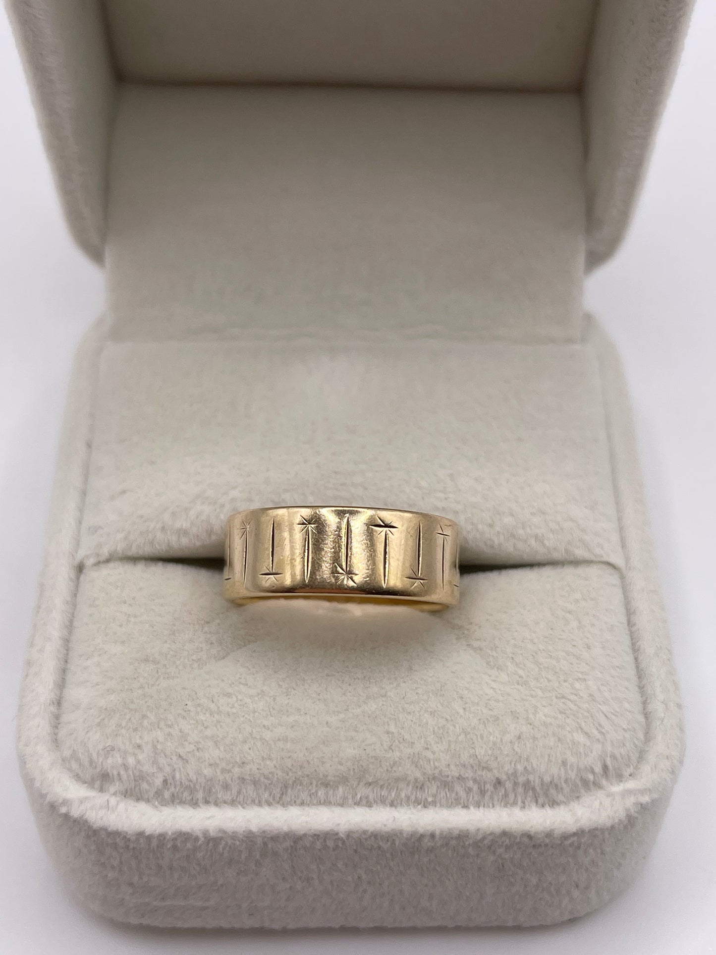9ct gold patterned band