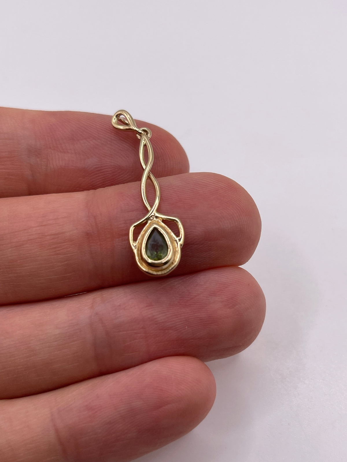 9ct gold quartz pendant