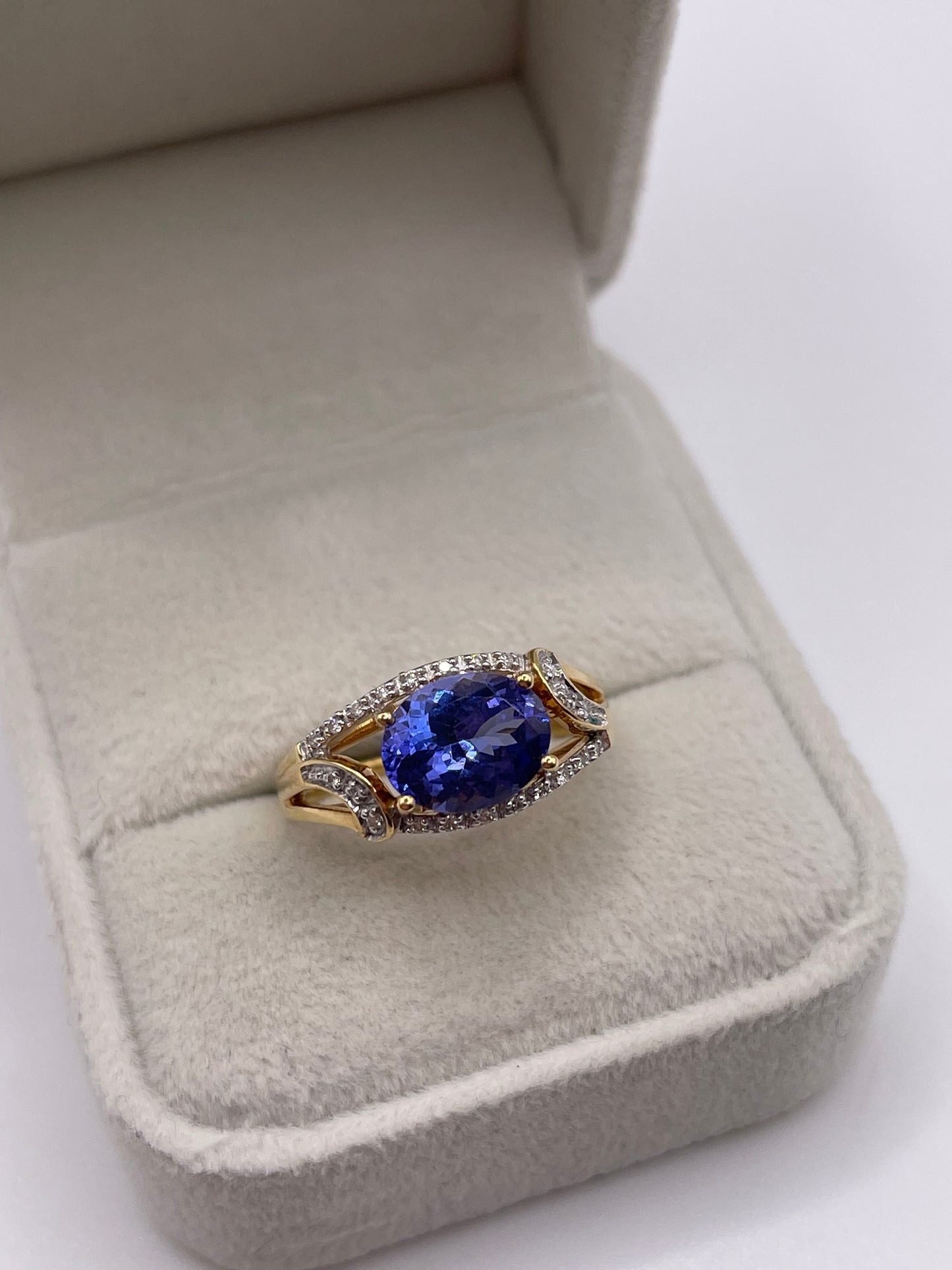 18ct gold tanzanite and diamond ring