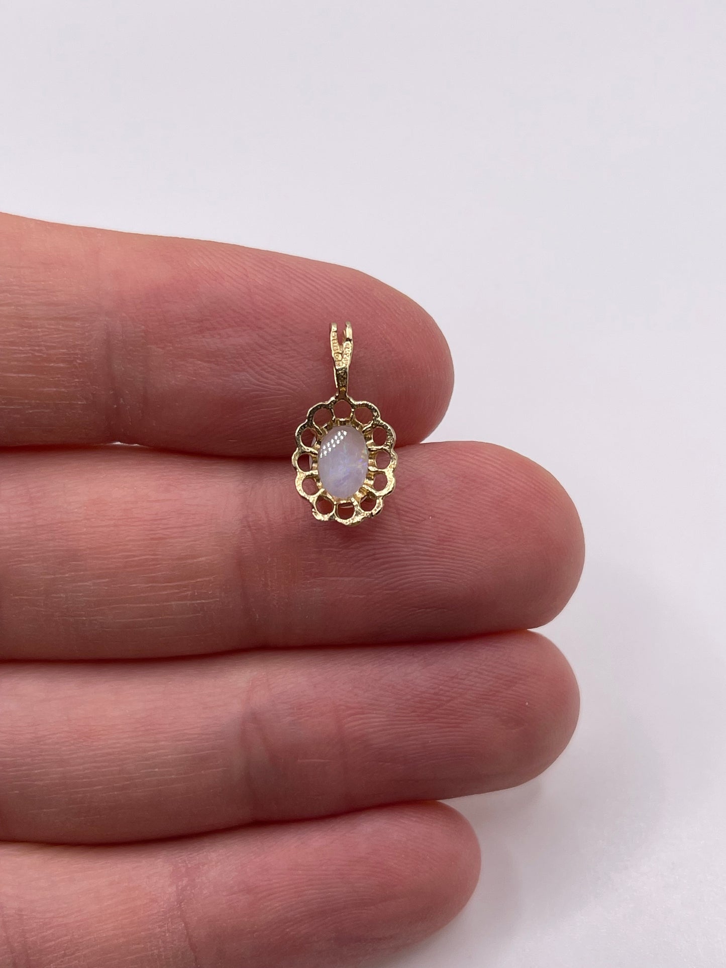 9ct gold opal pendant
