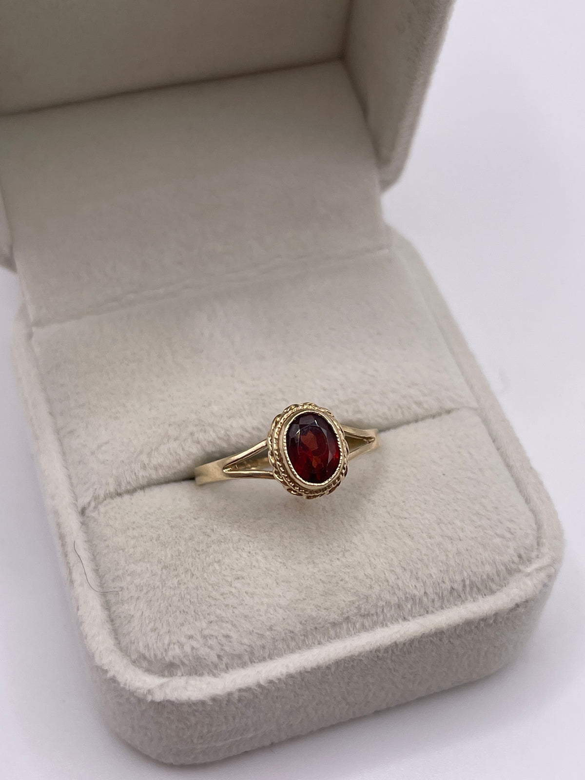 9ct gold garnet ring
