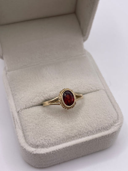 9ct gold garnet ring
