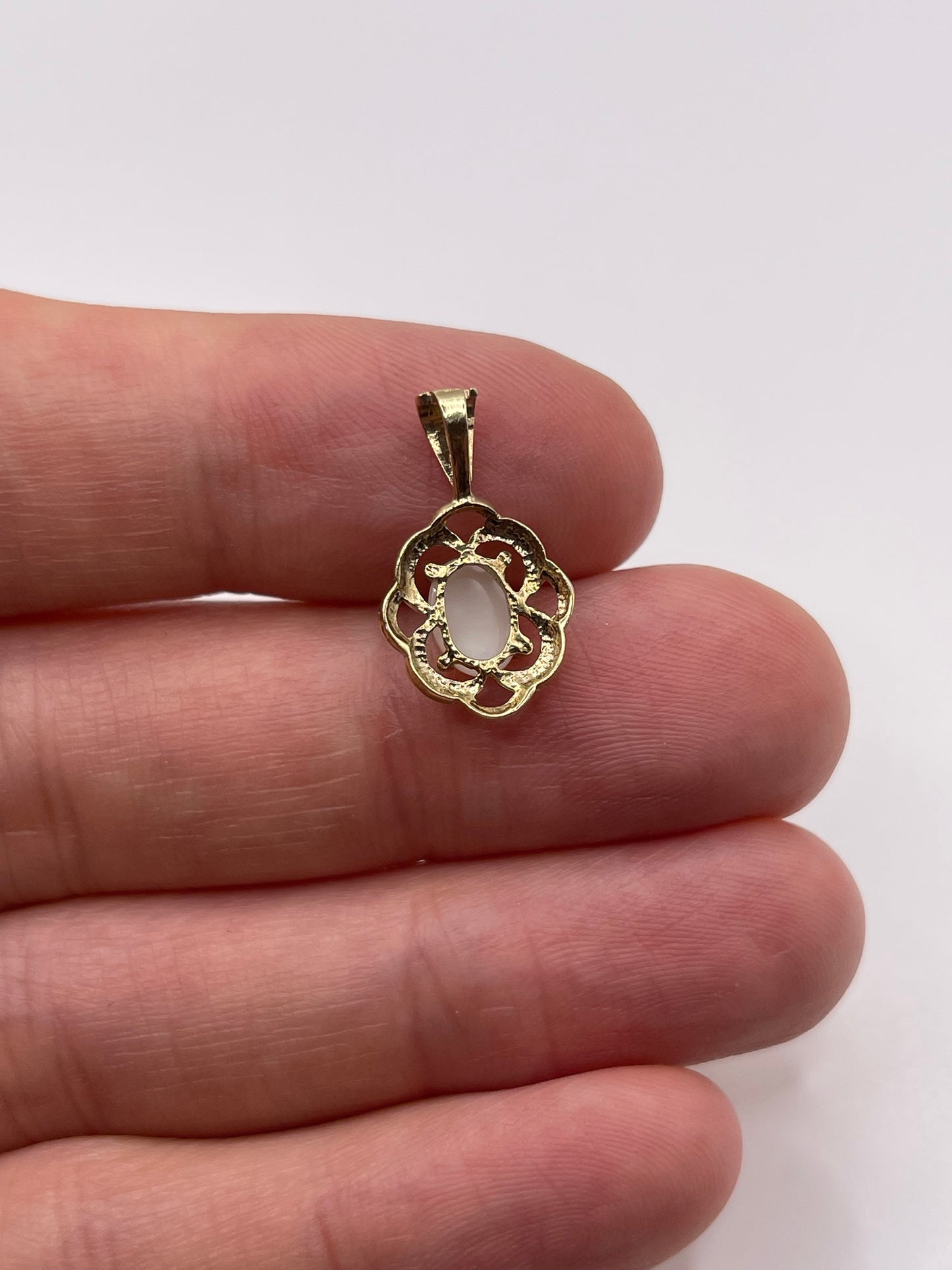 9ct gold opal pendant