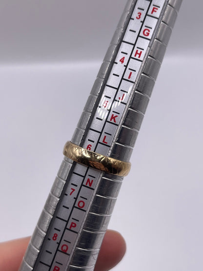 9ct gold patterned band