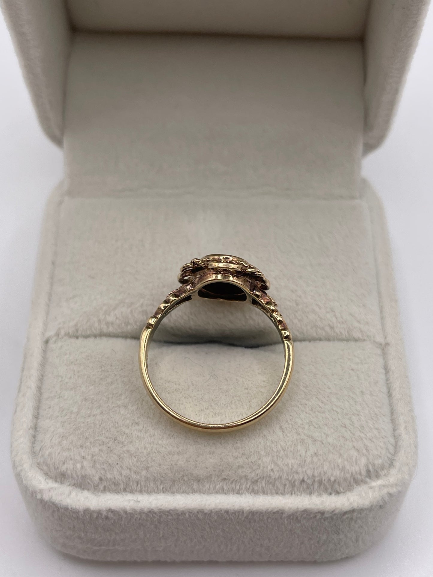 9ct gold garnet ring