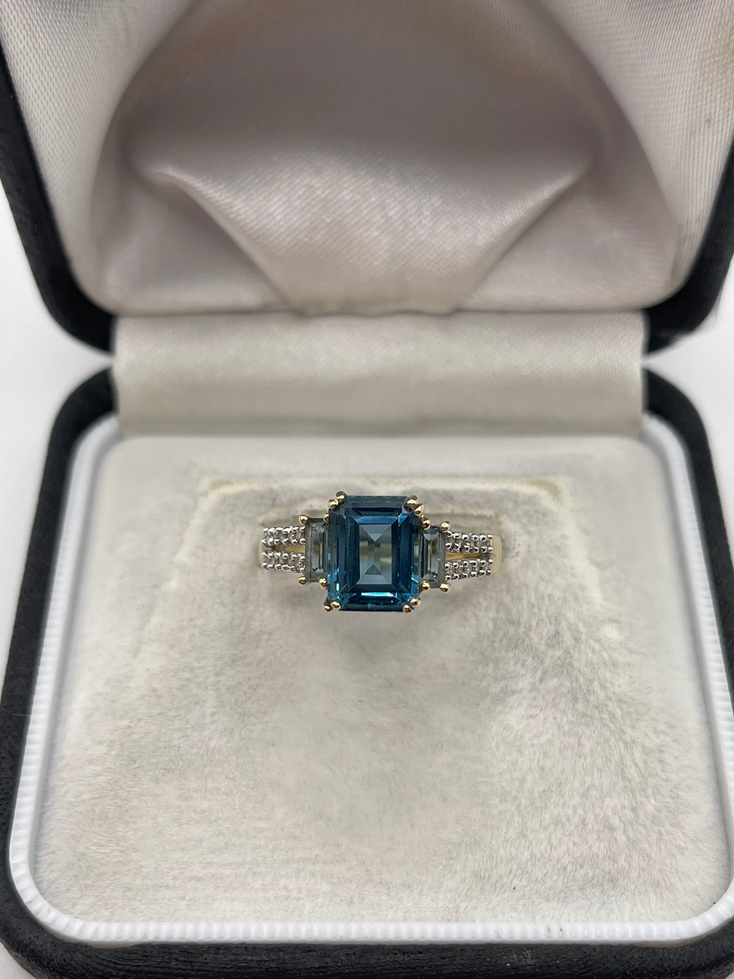 9ct gold blue topaz and diamond ring