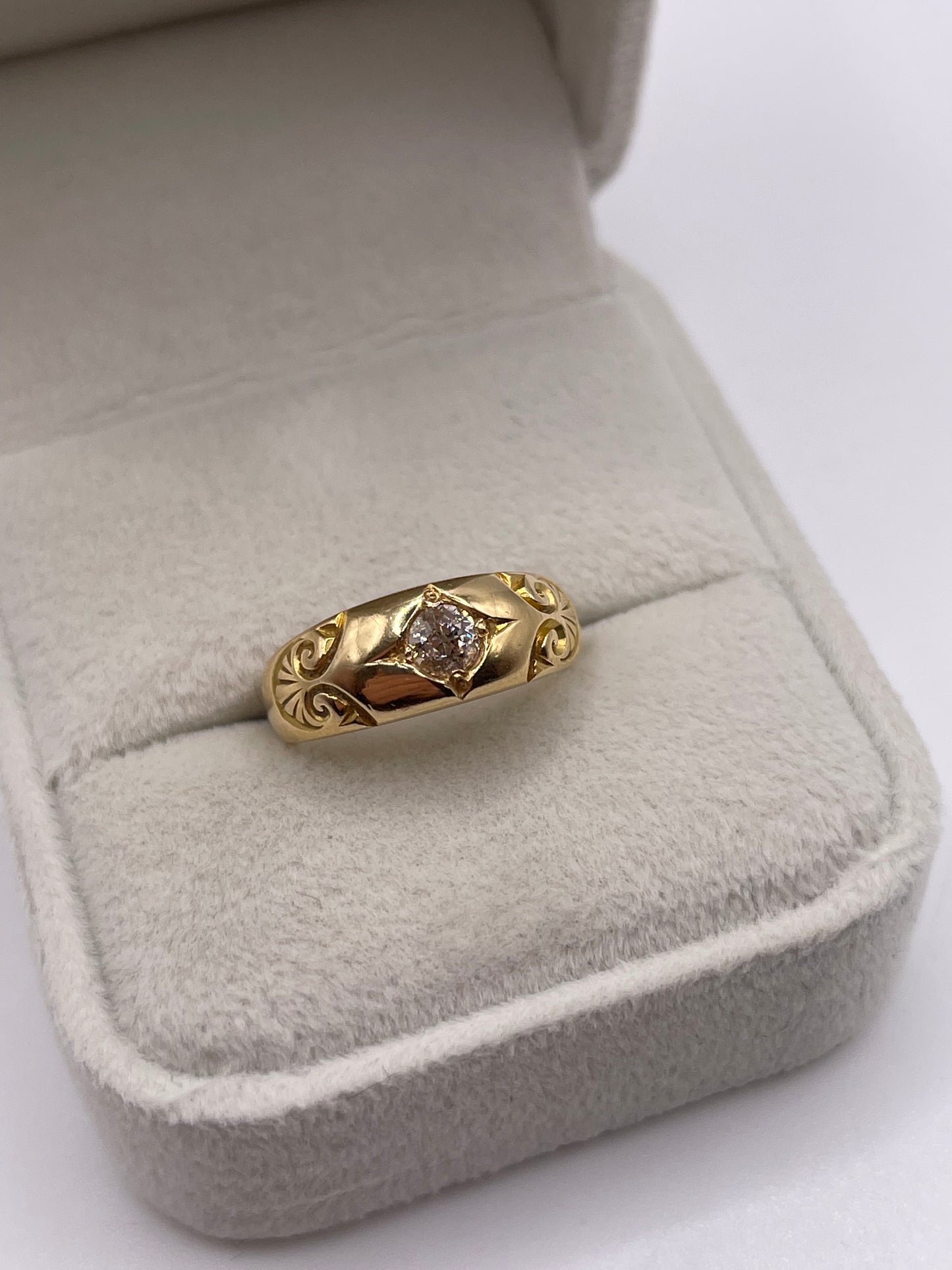Antique 18ct gold diamond gypsy ring