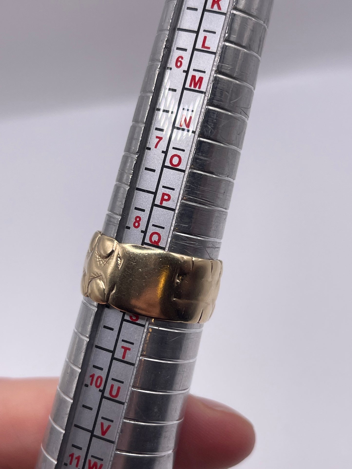 9ct gold patterned band