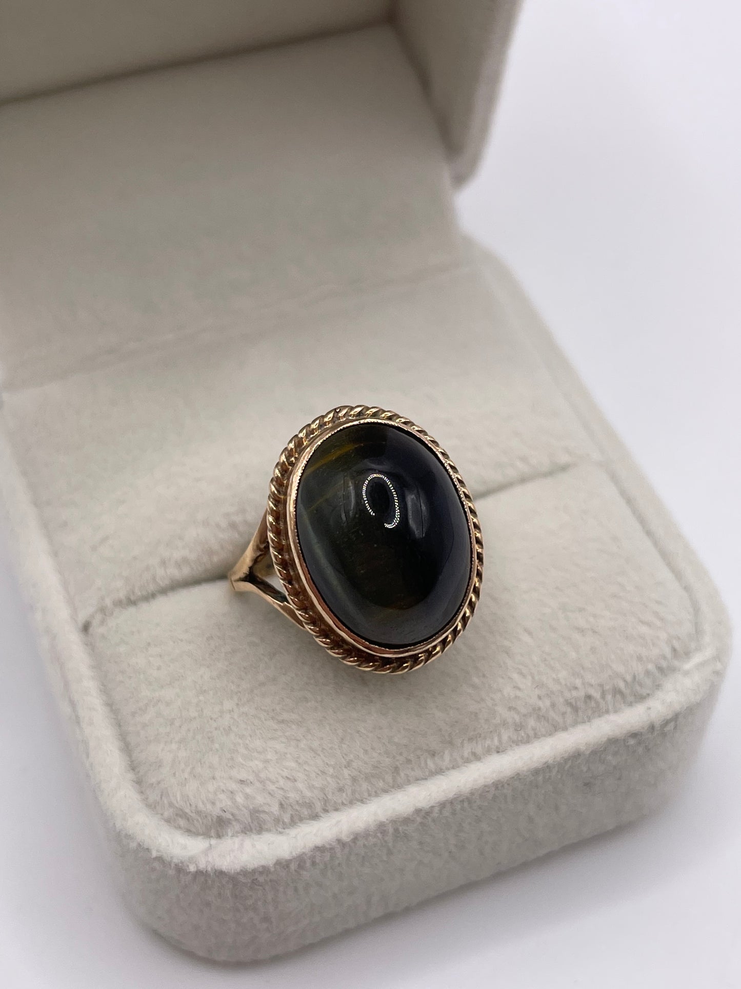 9ct gold tigers eye ring