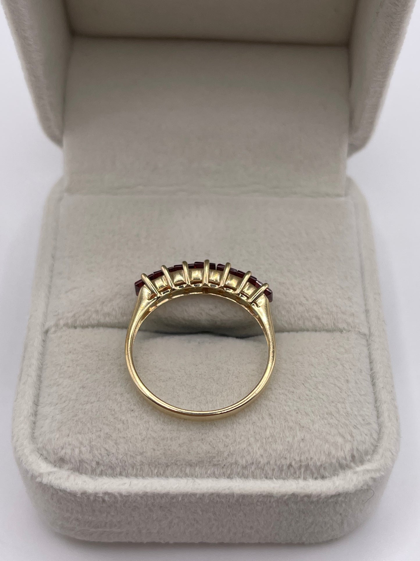 9ct gold garnet ring