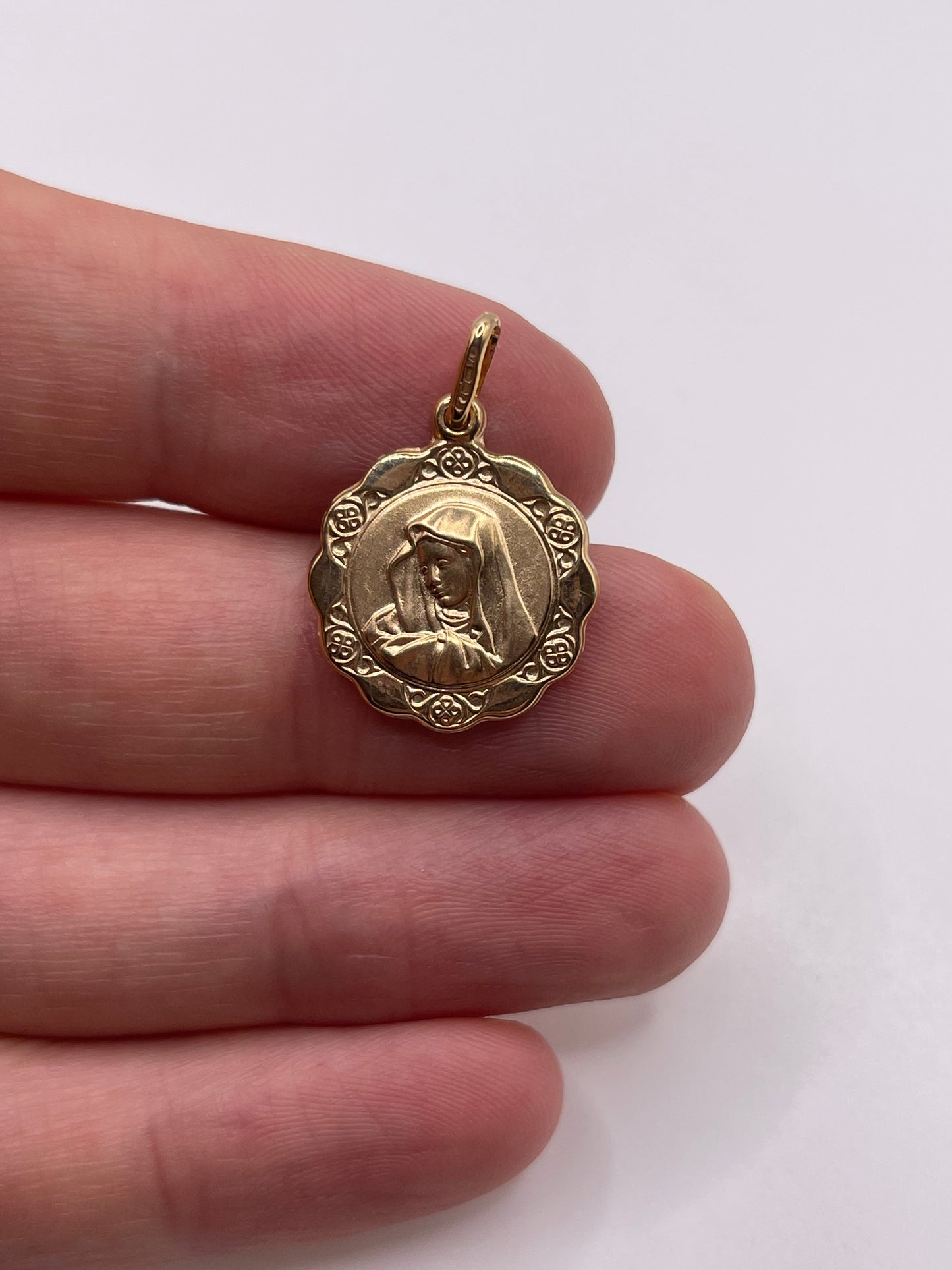 9ct gold st Mary pendant