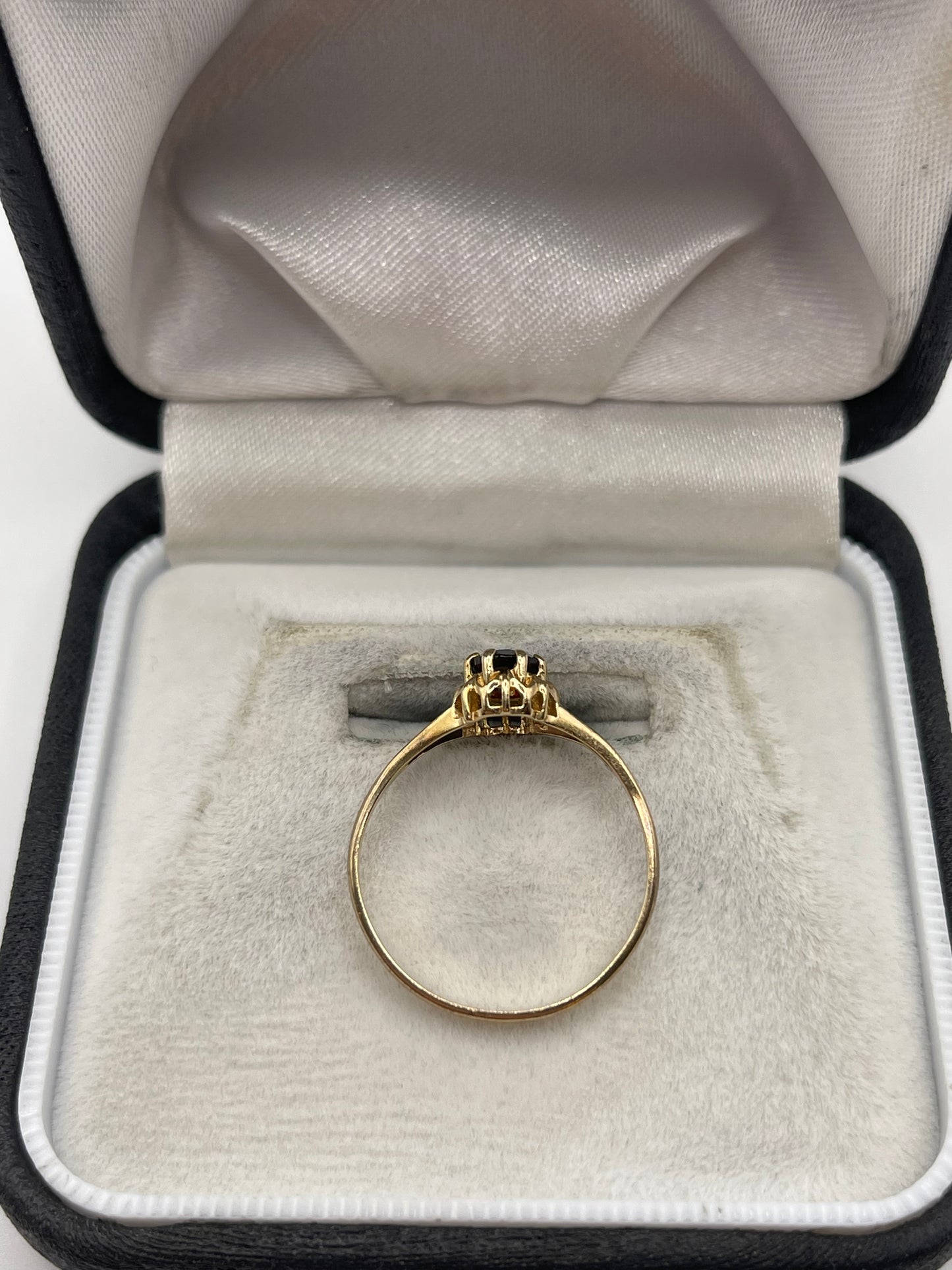 9ct gold garnet ring