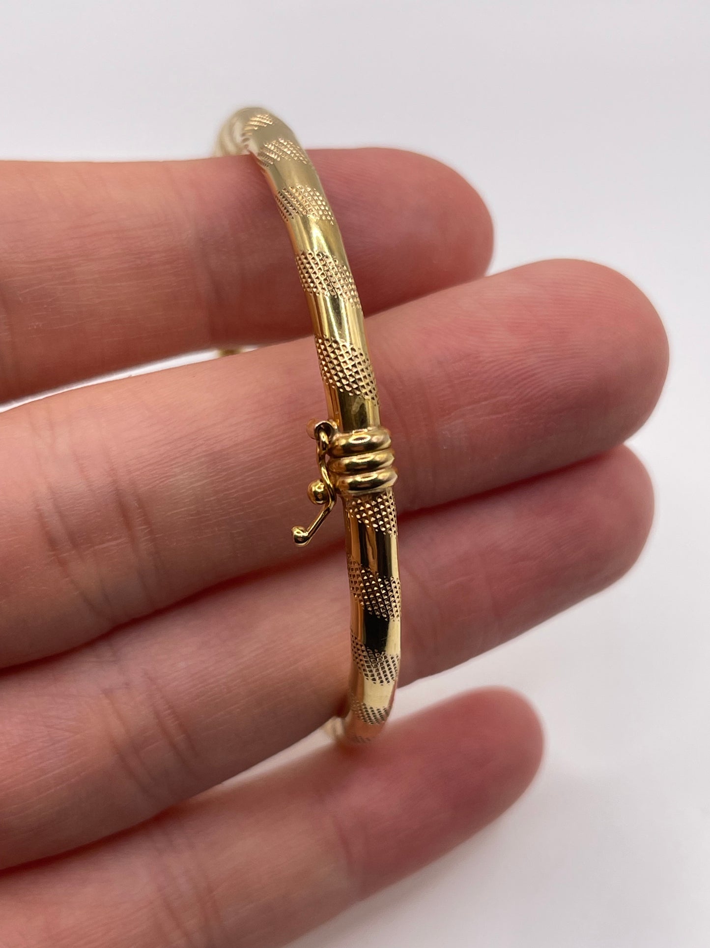 9ct gold bangle